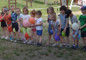 Dzieci rzucają balony